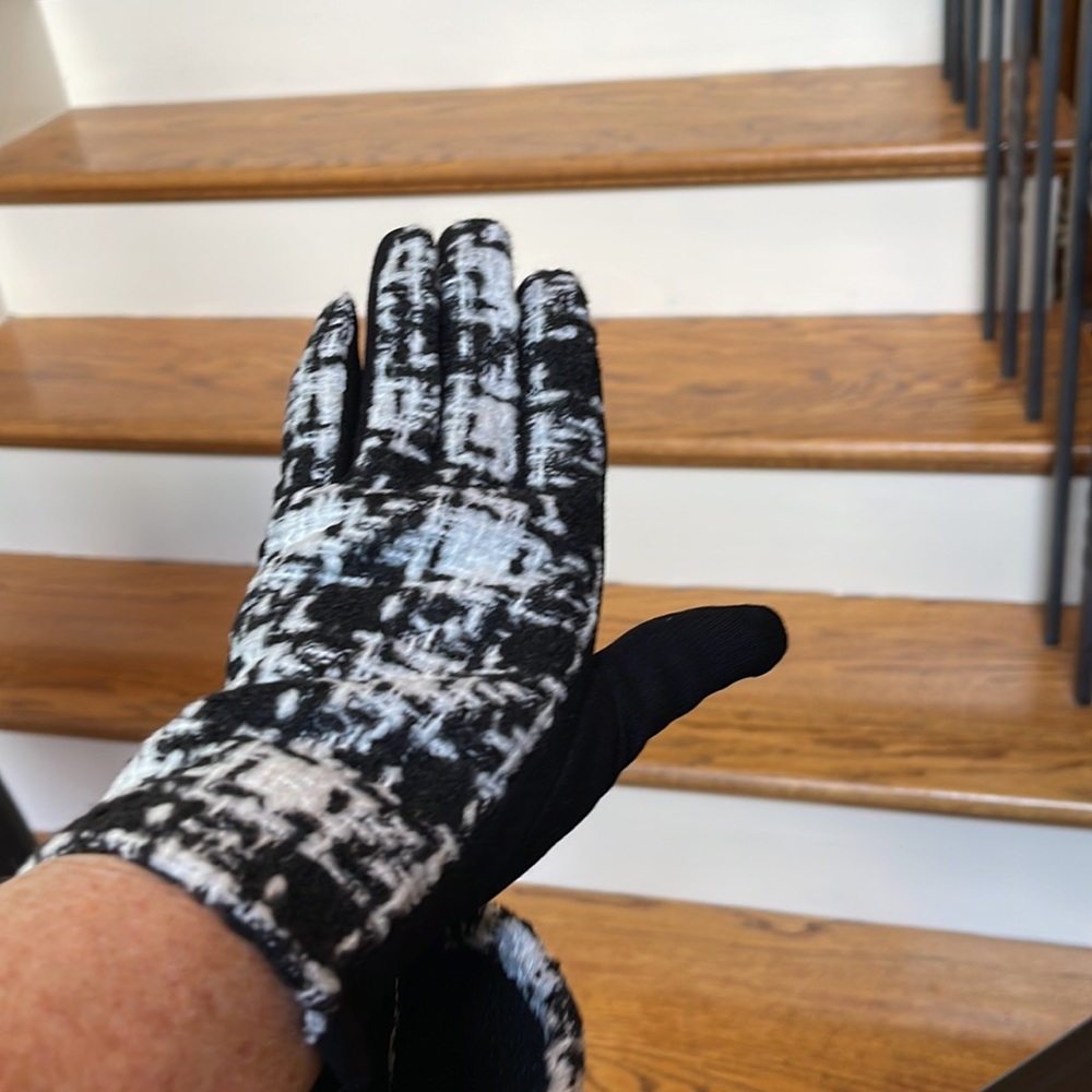 HOUNDSTOOTH BLACK AND WHITE GLOVES 🧤. ONE SIZE.